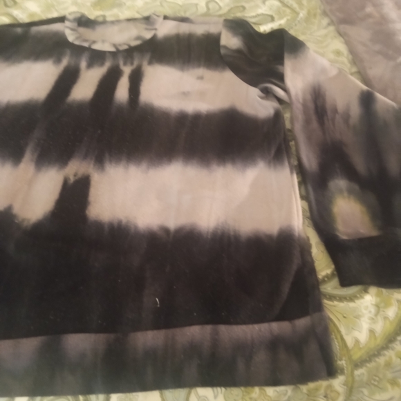 Black and Gray Tie-Dye Long Sleeve Top - Picture 4 of 13